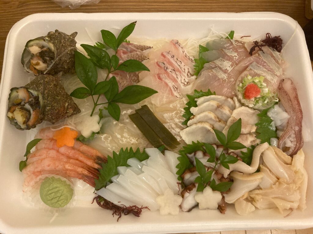 七尾市ふるさと納税のお刺身セット。皮霜の白身、甘えび、イカ、タコ、サザエを盛り付け。中央に昆布、冷蔵到着で4〜5人前。