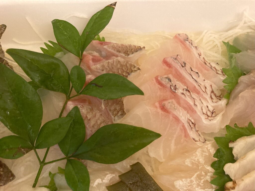 七尾市ふるさと納税のお刺身セット。皮霜の白身、甘えび、イカ、タコ、サザエを盛り付け。中央に昆布、冷蔵到着で4〜5人前。