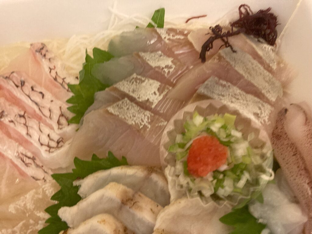 七尾市ふるさと納税のお刺身セット。皮霜の白身、甘えび、イカ、タコ、サザエを盛り付け。中央に昆布、冷蔵到着で4〜5人前。