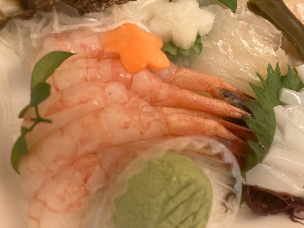 七尾市ふるさと納税のお刺身セット。皮霜の白身、甘えび、イカ、タコ、サザエを盛り付け。中央に昆布、冷蔵到着で4〜5人前。